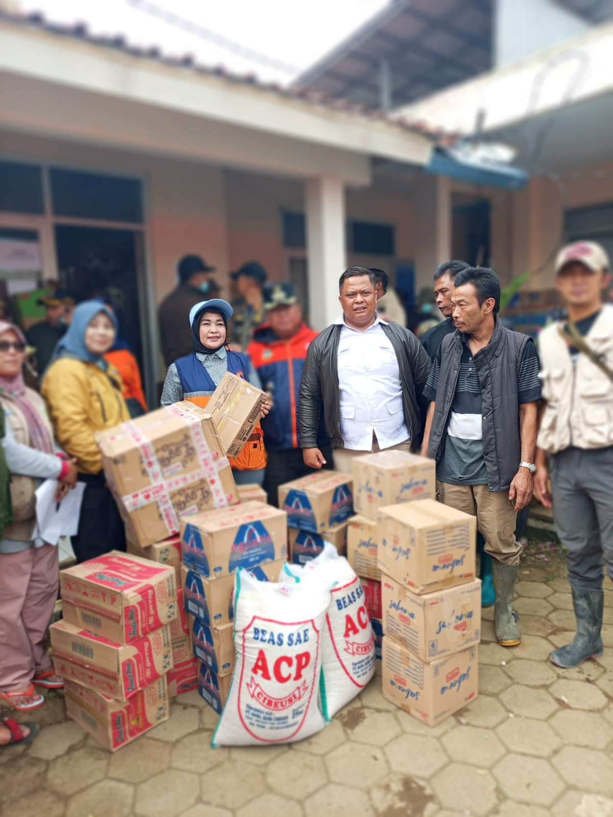 Dari Kecamatan Tetangga, Solidaritas Mengalir: Aksi Camat Lembang dan warga Lembang untuk Pasirlangu