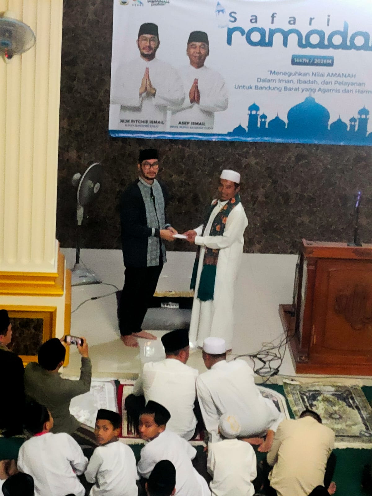 Di Masjid Besar Cipeundeuy, Bupati Jeje Ajak Perkuat Amanah dan Silaturahmi di Safari Ramadhan