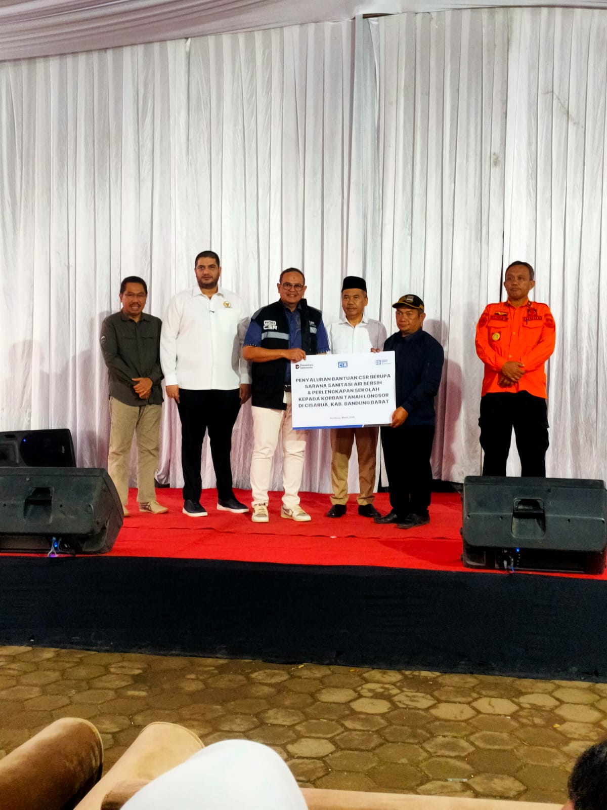 BRI Insurance/BRINS Serahkan Bantuan CSR bagi Warga Terdampak Longsor di Cisarua