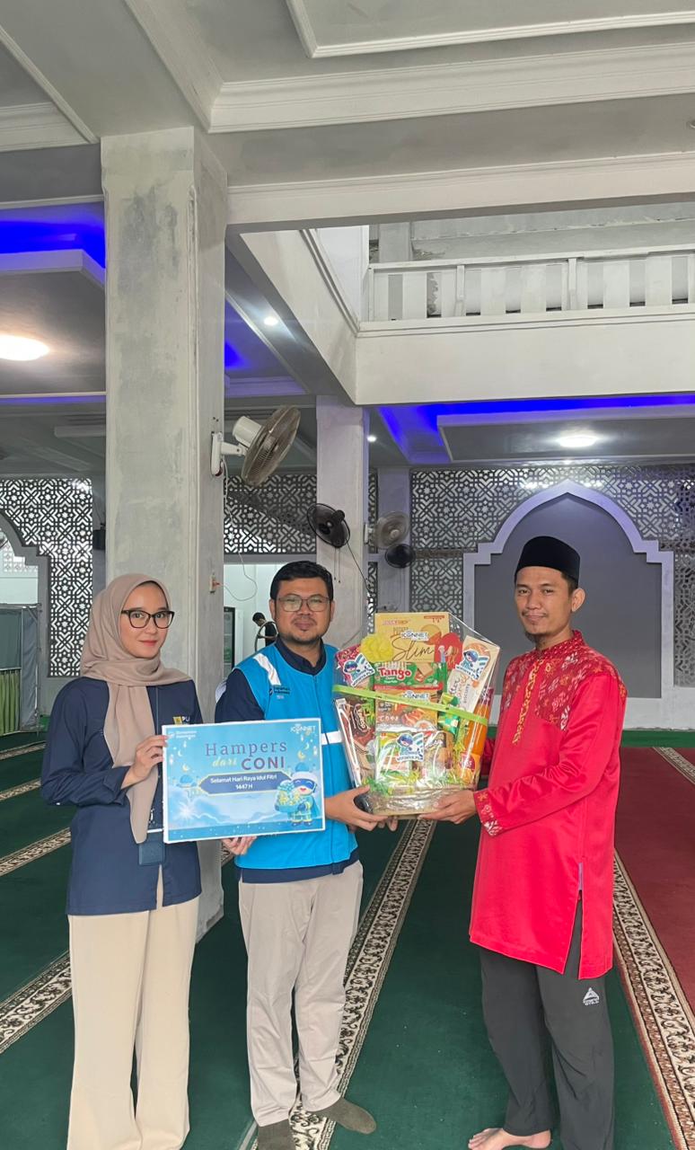 PLN Icon Plus Serahkan Hampers Lebaran kepada Pelanggan Rumah Ibadah di Cirebon