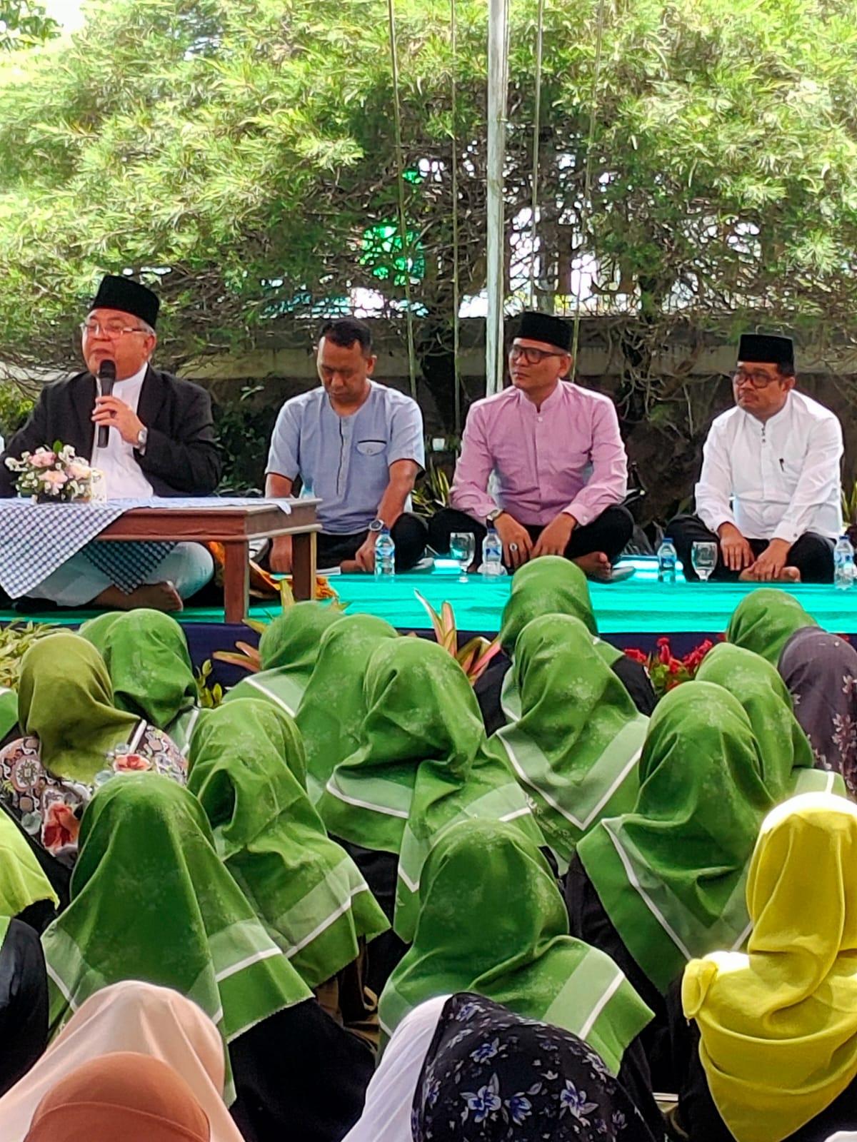 Ratusan Warga Hadiri Istighotsah Bersama KH Sopyan Yahya, Camat Batujajar Andi M Hikmat Kenalkan Visi AMANAH