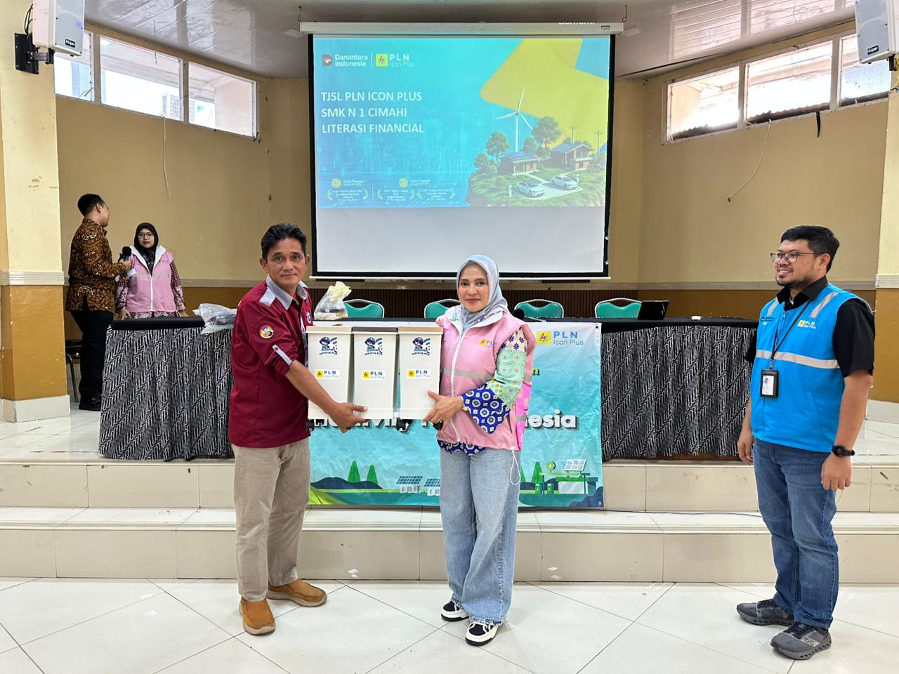 Dari Literasi Bitcoin hingga Pemilahan Sampah, PLN Icon Plus Bekali Siswa Cimahi