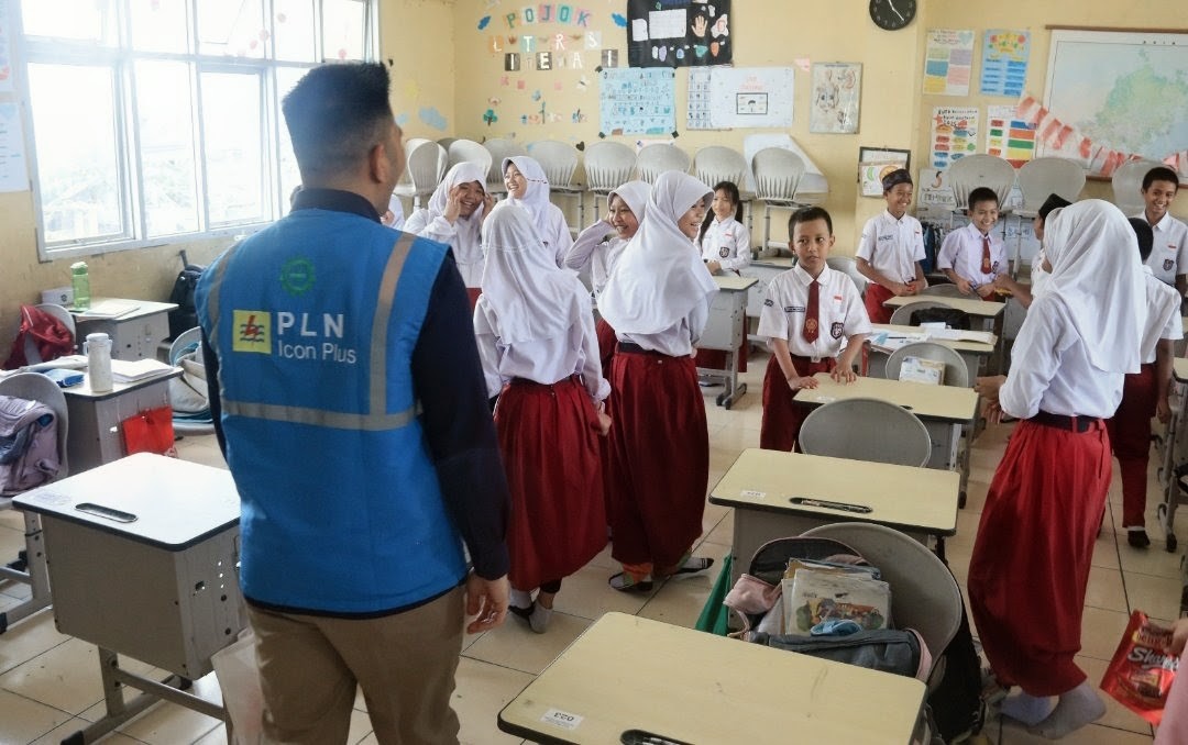 PLN Icon Plus Dorong Literasi Digital Pelajar Lewat ICONNET Goes To School