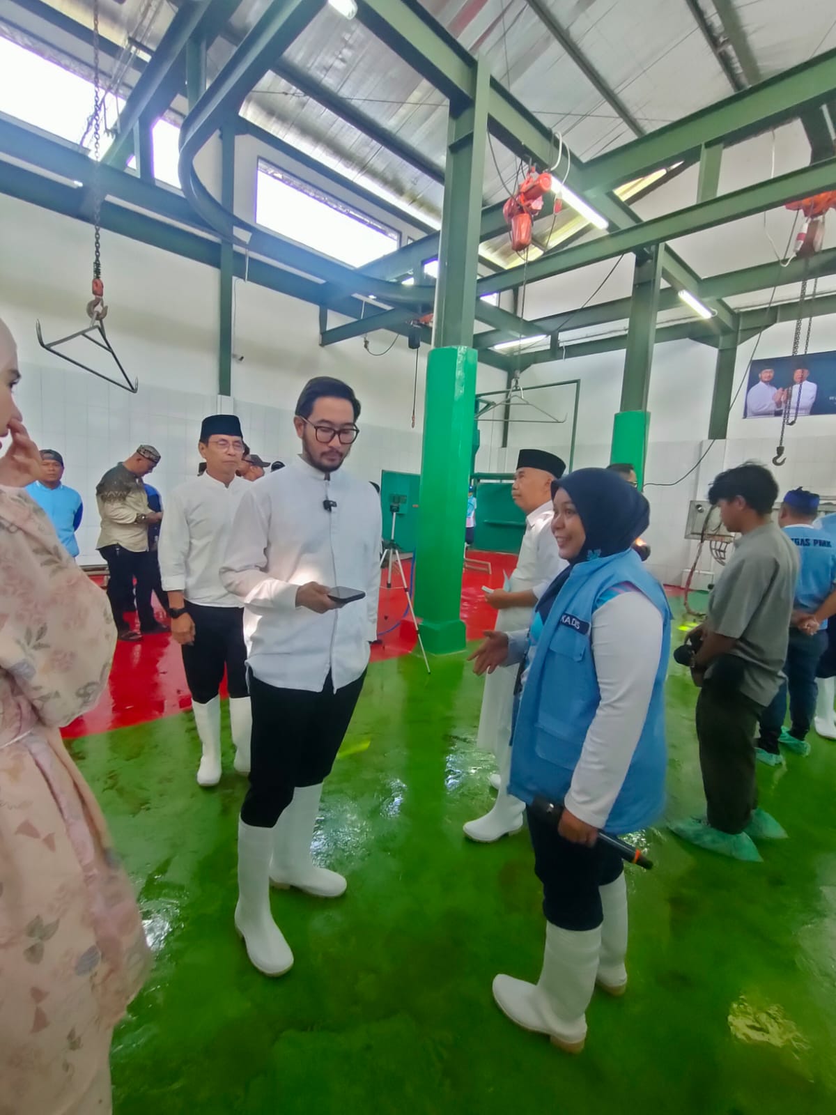 Jeje Ritchie Ismail Kurbankan Sapi 1,1 Ton di RPH Bandung Barat, Dorong Layanan Pemotongan Hewan yang Aman dan Sehat
