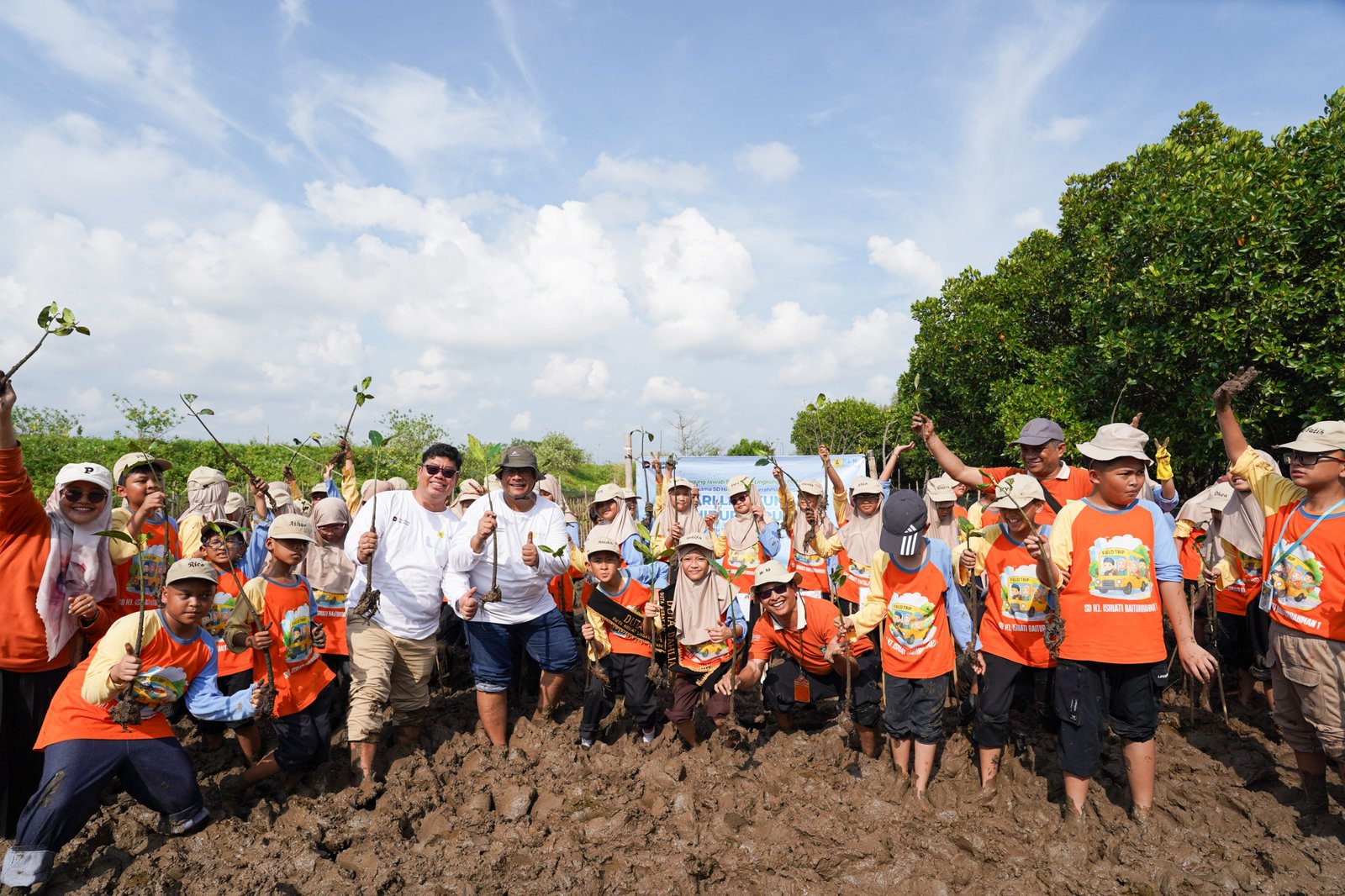 PLN Icon Plus Ajak Siswa SD Kenali Ekosistem Pesisir Melalui Penanaman Mangrove di Semarang