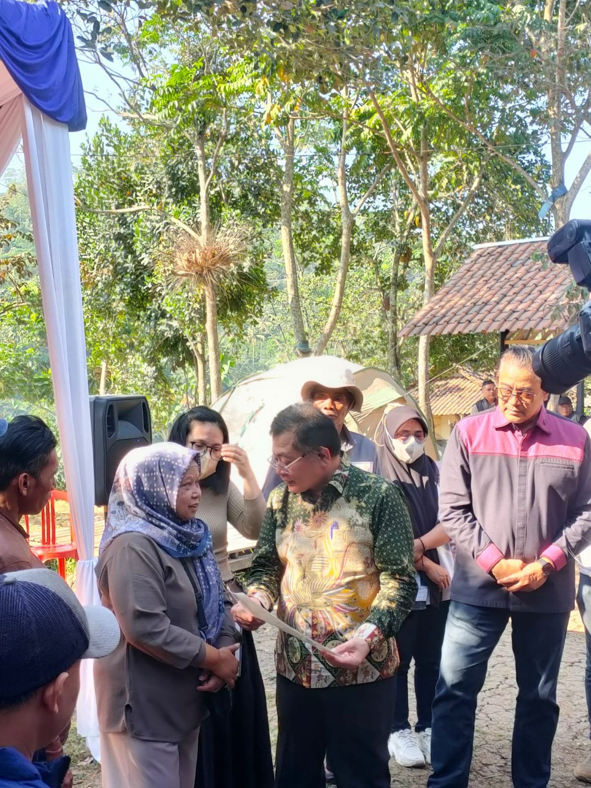 PTSL Perkuat Kepastian Hukum Kepemilikan Tanah, Ratusan Warga Desa Padalarang Terima Sertifikat