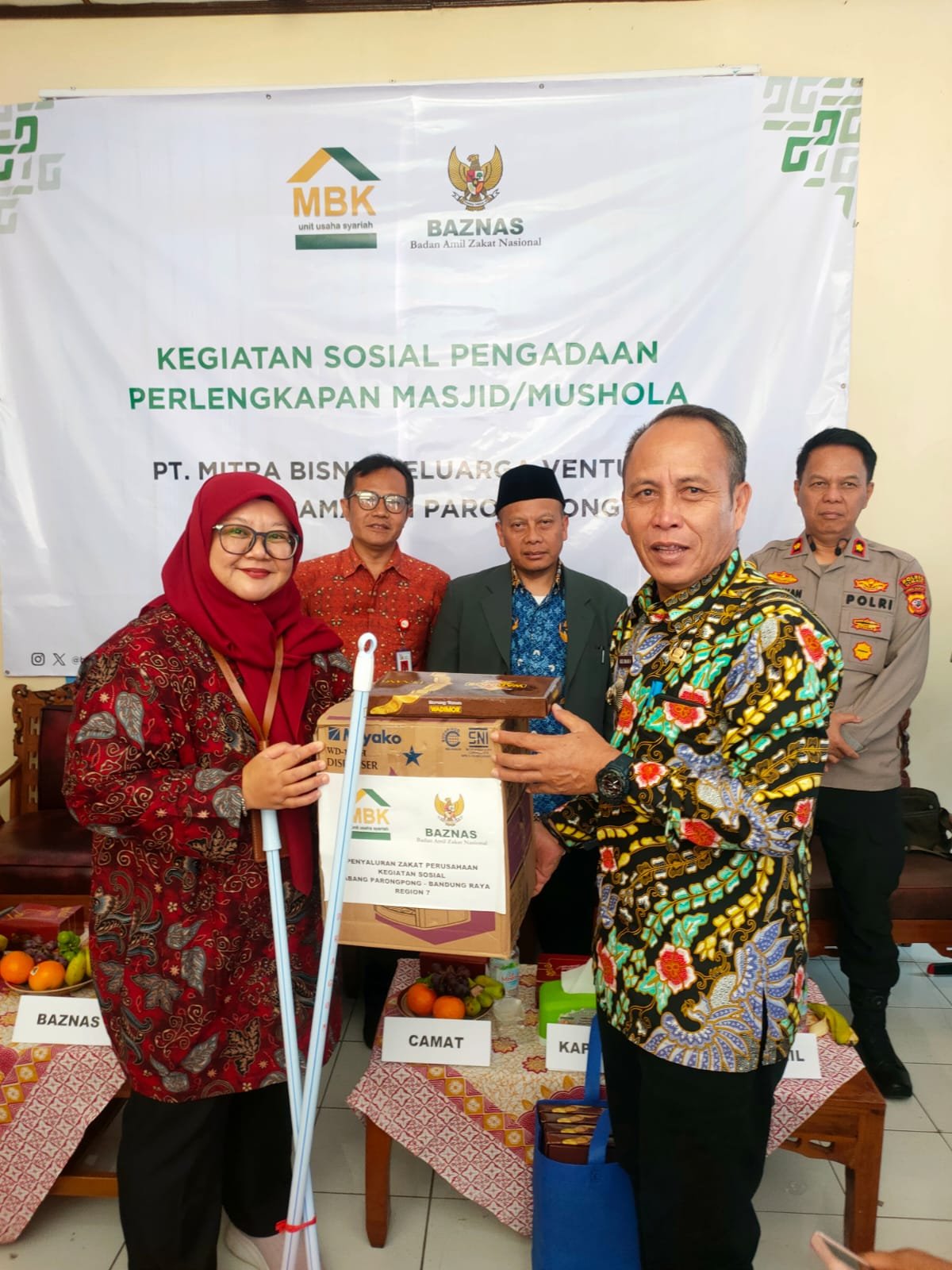 MBK Ventura Salurkan Bantuan Perlengkapan Masjid dan Edukasi Keuangan Keluarga di Parongpong