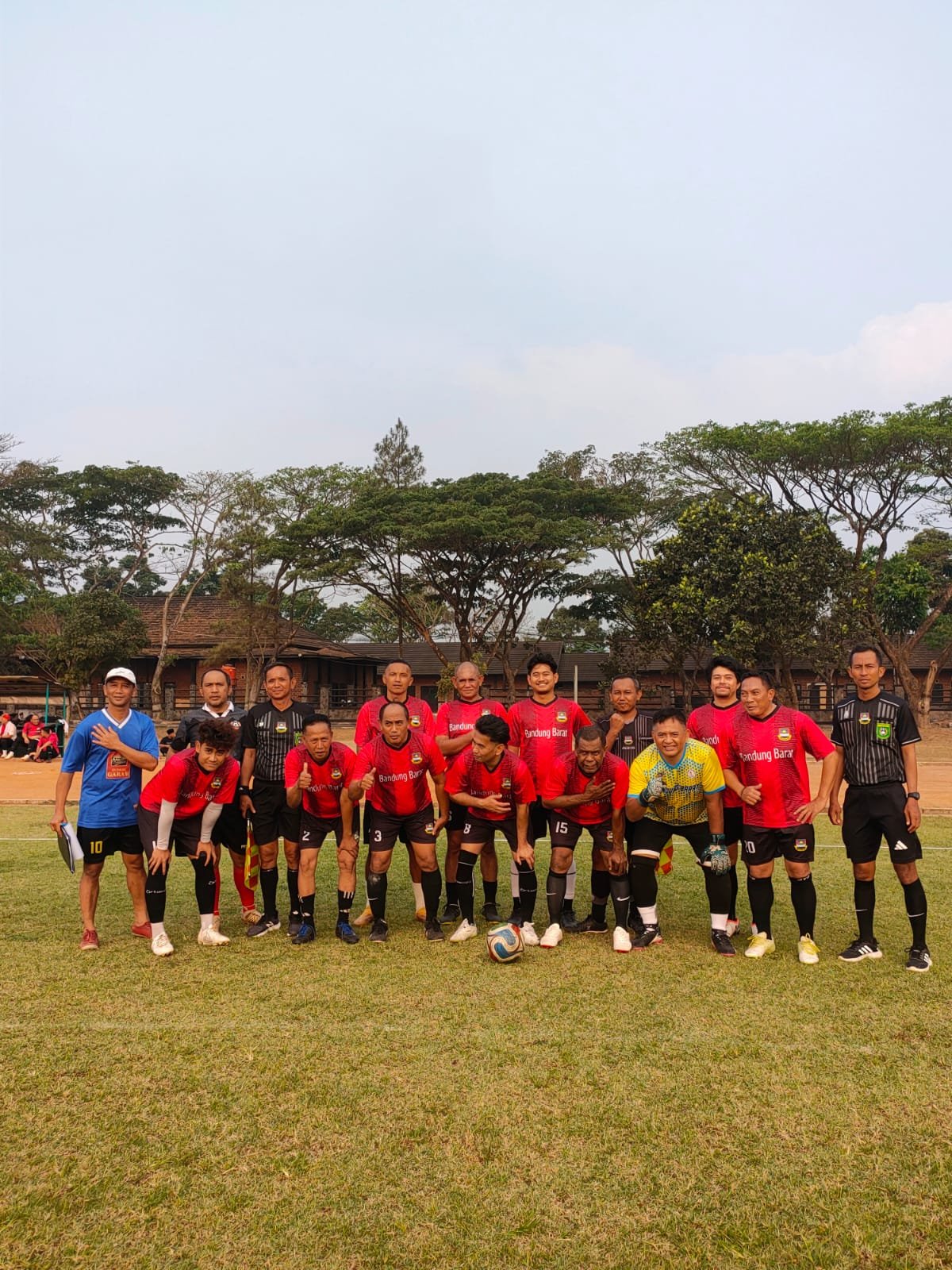 Paguyuban Sepak Bola Pemda KBB Pererat Silaturahmi Lewat Laga Persahabatan VS Persita All Star Legend