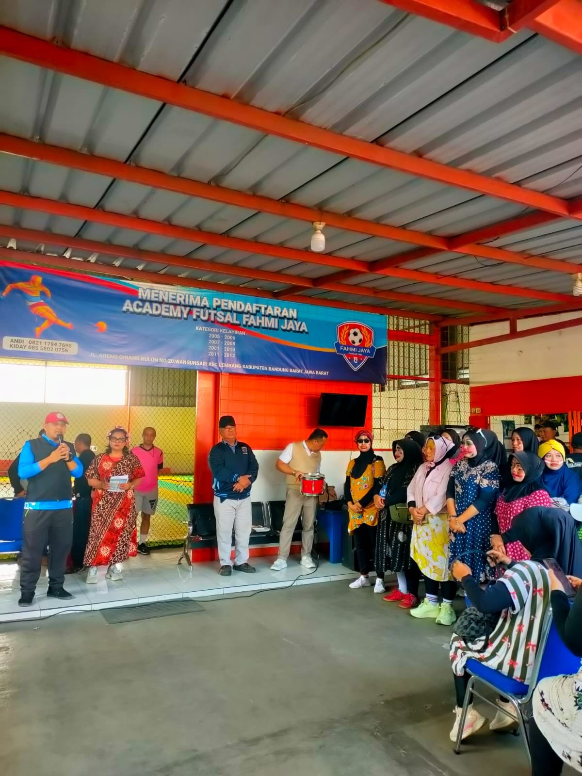 Daster Goyang, Gol Melayang! Futsal Ibu-Ibu Lembang Bikin Lapangan Panas dan Penonton Ketawa