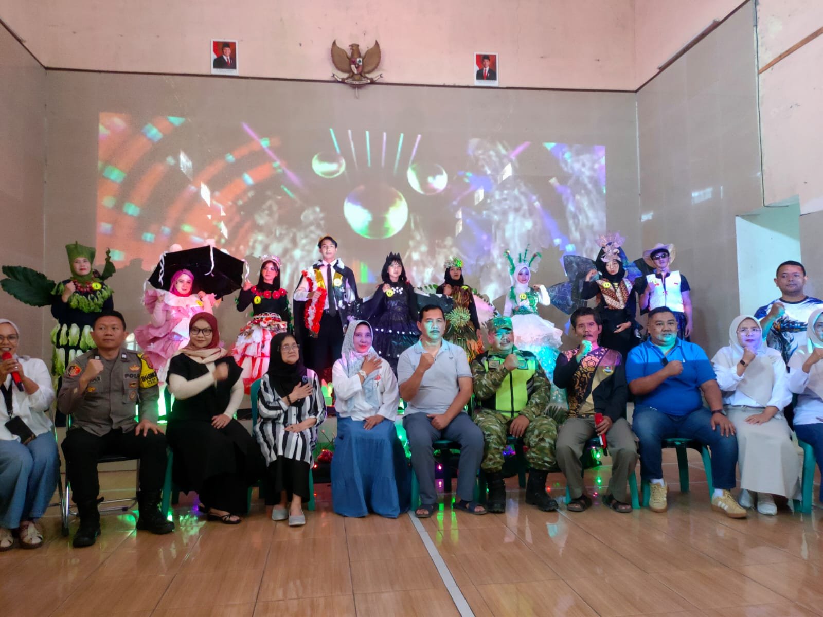 HUT Ke-81 RI di Desa Cililin Diisi Fashion Show Berbahan Daur Ulang