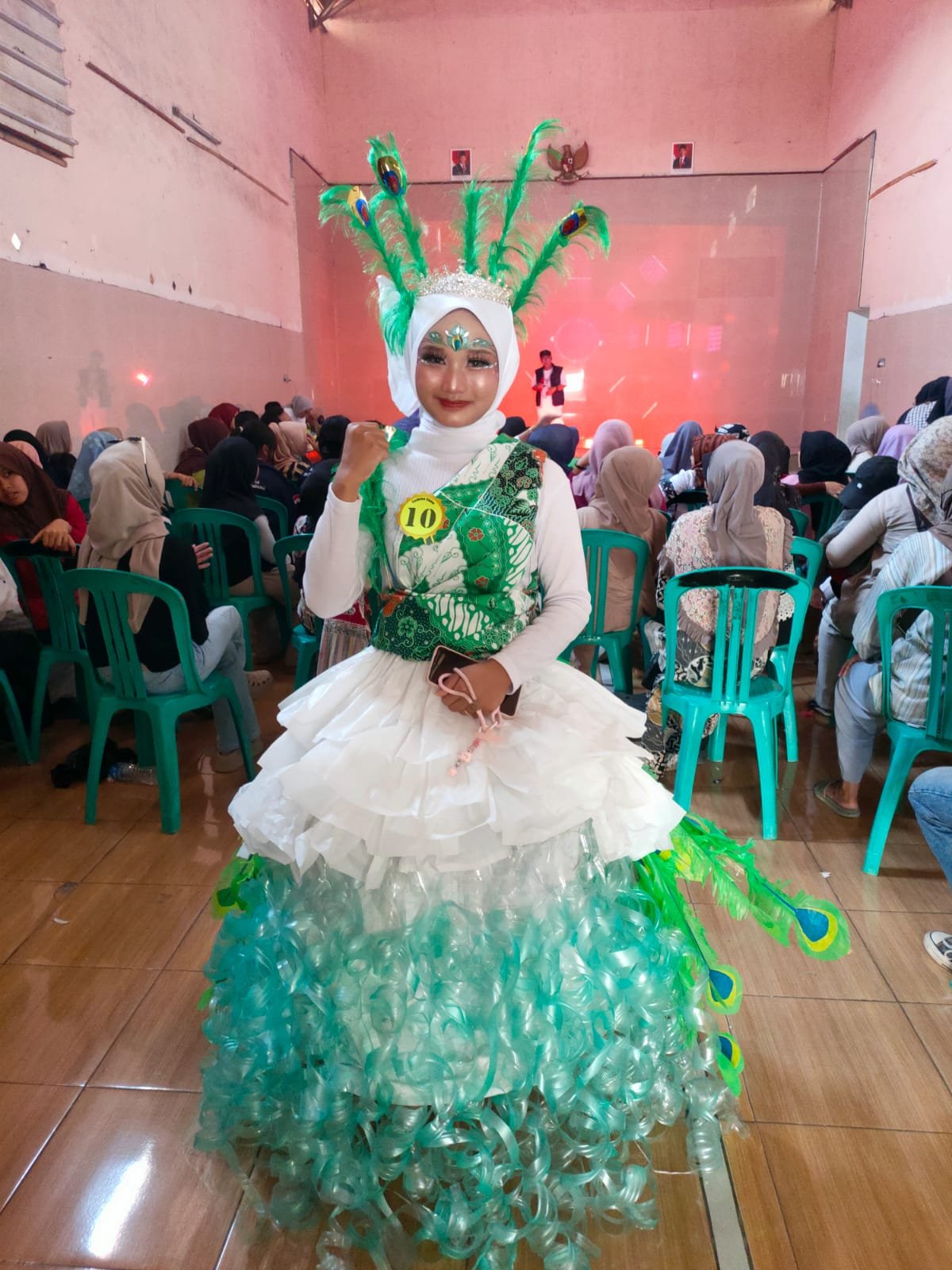​Sindy Amira Nur’ Alifah :Siswa Ma Nurul Falah Raih Juara dengan Busana Daur Ulang Bertema Merak Hijau