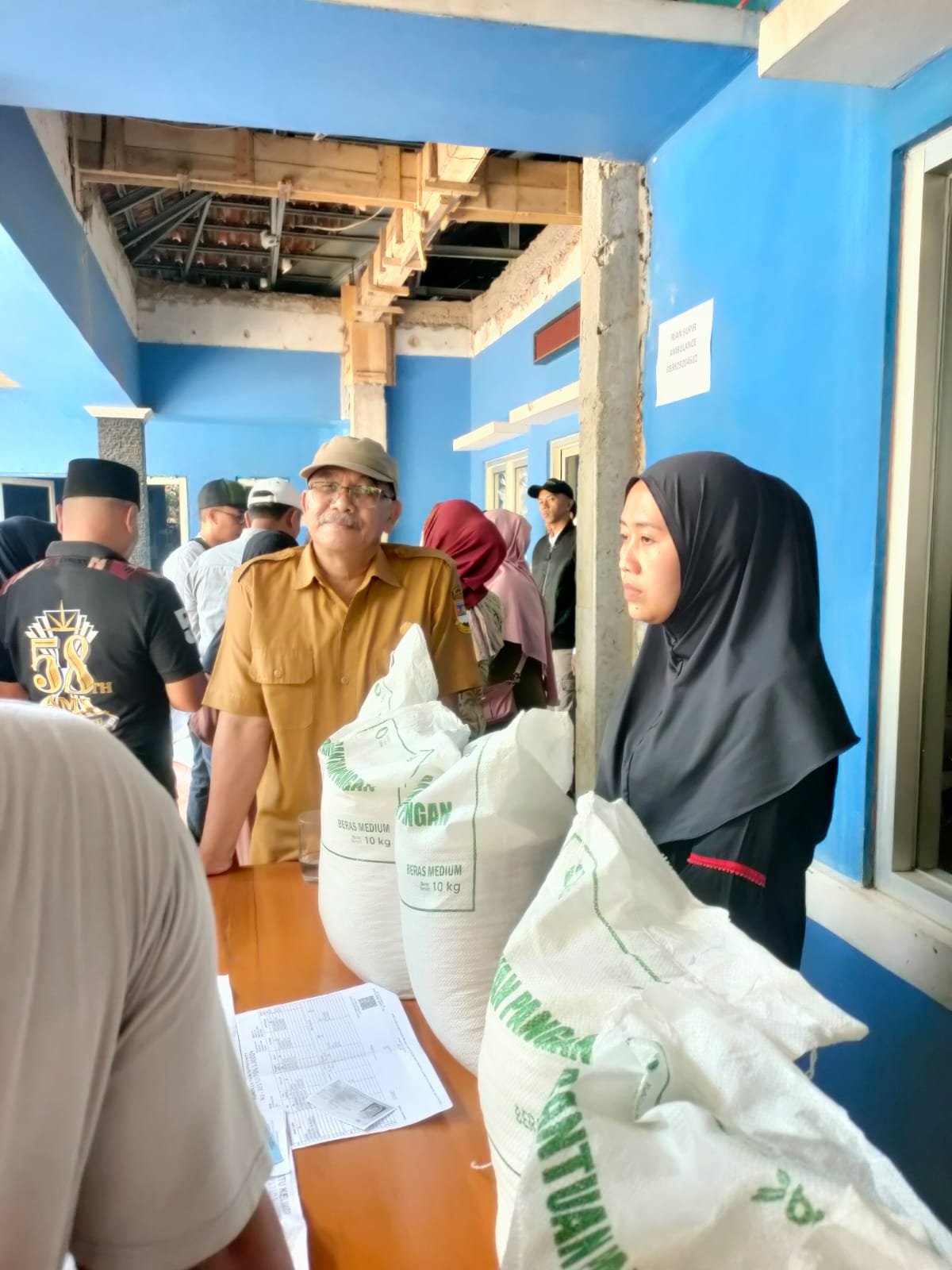 Desa Singajaya Salurkan Bantuan Beras 30 Kilogram kepada 1.630 KPM